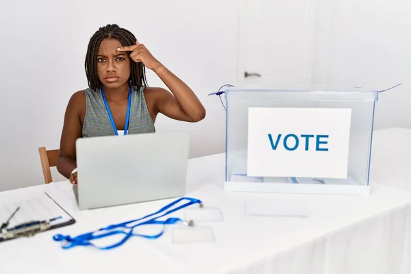 Νεαρή Αφροαμερικάνα Που Εργάζεται Στις Πολιτικές Εκλογές Ψηφοδέλτιο Δείχνοντας Δυστυχισμένη — Φωτογραφία Αρχείου