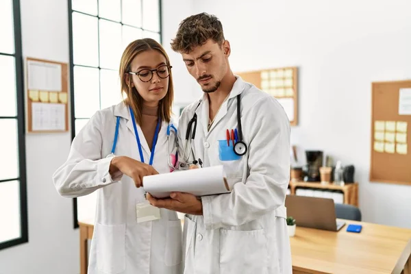 Dos Médicos Hispanos Trabajando Una Reunión Médica Clínica — Foto de Stock