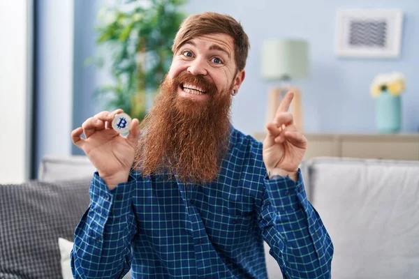 턱수염을 남자가 손가락으로 가리키며 행복하게 비트코인 동전을 — 스톡 사진