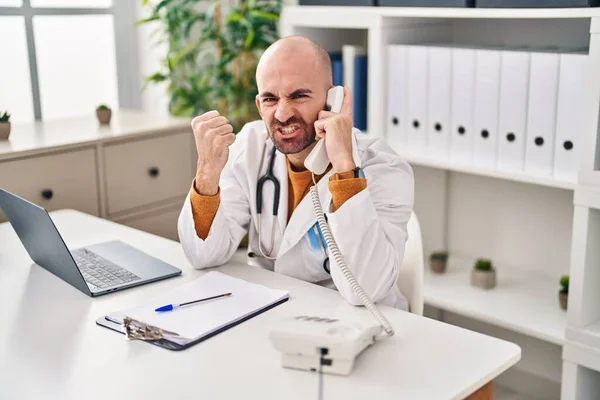 Young Bald Man Beard Working Telephone Appointment Annoyed Frustrated Shouting — Stock Photo, Image