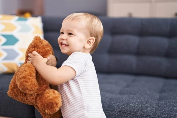 Αξιολάτρευτο Νήπιο Χαμογελά Αυτοπεποίθηση Παίζει Αρκουδάκι Στο Σπίτι — Φωτογραφία Αρχείου