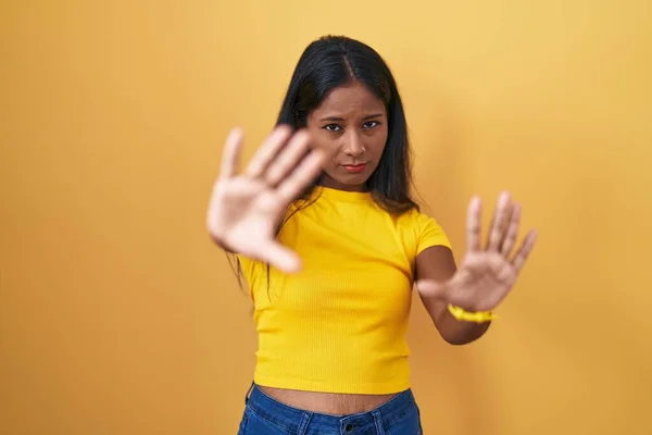 Jonge Indiase Vrouw Staande Gele Achtergrond Doen Frame Met Behulp — Stockfoto