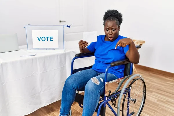 Young African Woman Sitting Wheelchair Voting Putting Envelop Ballot Box — Stock Photo, Image