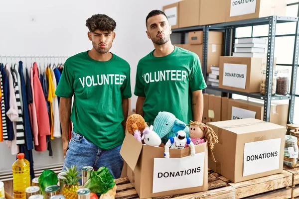 Joven Pareja Gay Vistiendo Camiseta Voluntaria Stand Donaciones Mirando Cámara —  Fotos de Stock