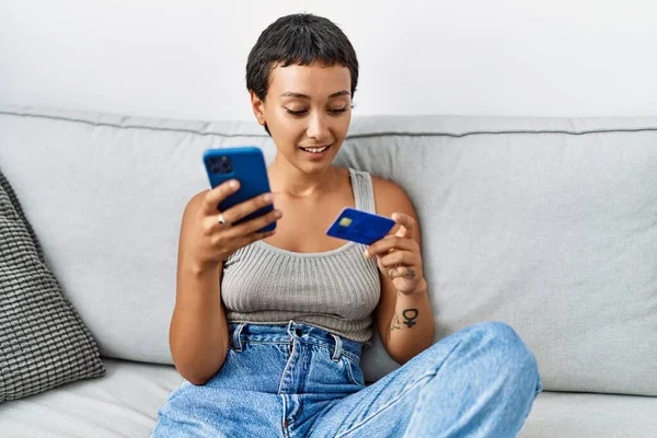 Jovem Hispânica Usando Smartphone Segurando Cartão Crédito Casa — Fotografia de Stock