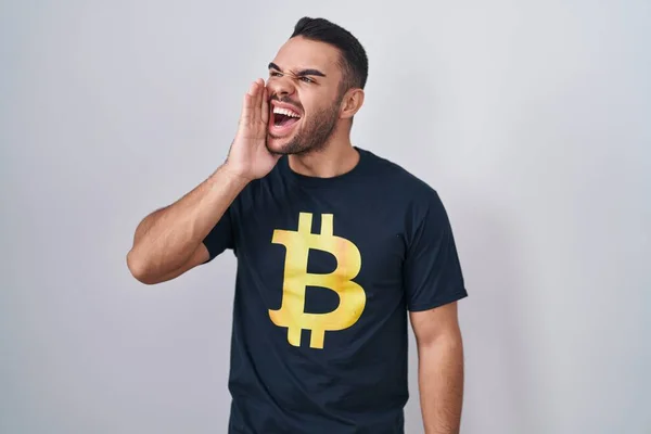 Joven Hombre Hispano Con Camiseta Bitcoin Gritando Gritando Fuerte Lado —  Fotos de Stock
