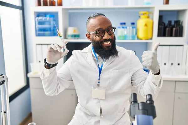 Uomo Afroamericano Che Lavora Presso Laboratorio Scientifico Tenendo Siringa Sorridente — Foto Stock