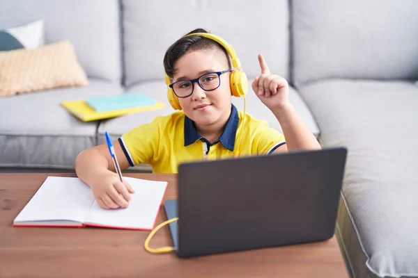 Jong Latijns Amerikaans Kind Doet Huiswerk Met Laptop Thuis Glimlachend — Stockfoto