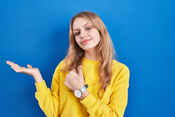 Young Caucasian Woman Standing Blue Background Showing Palm Hand Doing —  Fotos de Stock