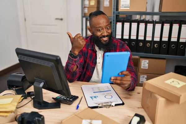 Afroamerikansk Man Arbetar Små Företag Handel Gör Videosamtal Pekar Tummen — Stockfoto