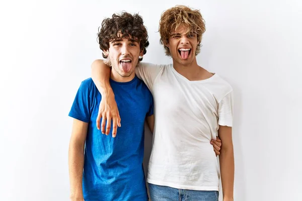 Joven Pareja Gay Pie Juntos Sobre Fondo Aislado Sacando Lengua — Foto de Stock