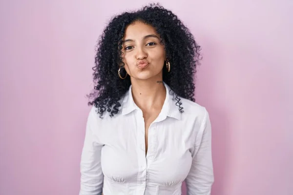 Hispanic Woman Curly Hair Standing Pink Background Looking Camera Blowing — Stockfoto