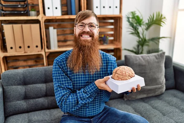 Young Redhead Man Psychology Having Session Holding Brain Clinic — Foto Stock