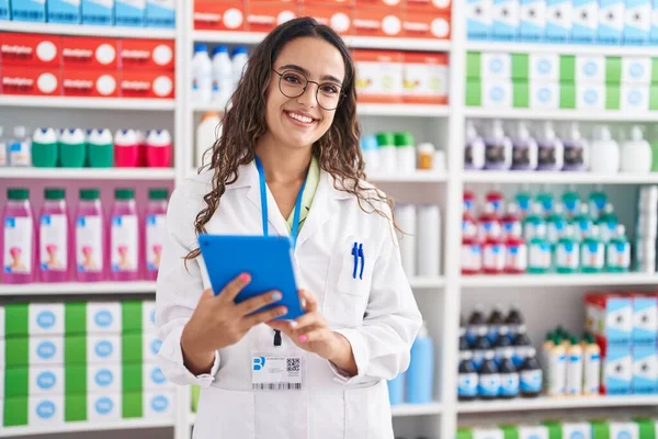 Giovane Bella Farmacista Donna Ispanica Utilizzando Touchpad Che Lavora Farmacia — Foto Stock