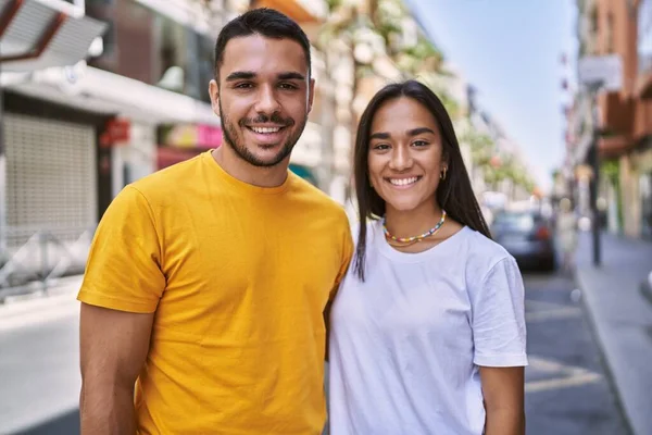 Joven Pareja Latina Sonriendo Feliz Abrazándose Pie Ciudad —  Fotos de Stock