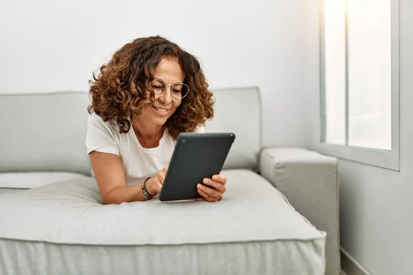 Medioevo Donna Ispanica Sorridente Fiducioso Utilizzando Touchpad Casa — Foto Stock