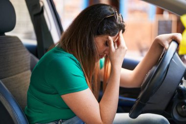 Genç İspanyol kadın sokakta araba sürerken strese girdi.