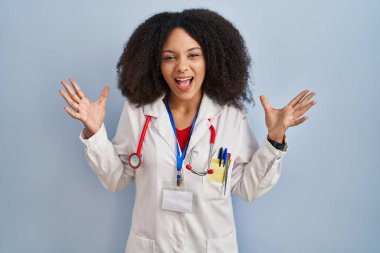 Genç Afro-Amerikan kadın doktor üniforması giyiyor ve steteskop başarıyı kollarını kaldırıp heyecanla haykırarak deli ve deli bir şekilde kutluyor. Kazanan konsept 
