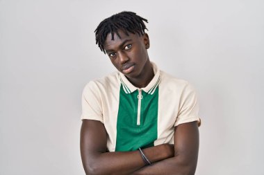 Münzevi arka planda duran Afrikalı adam uykulu ve yorgun görünüyor, yorgunluktan bitkin ve akşamdan kalma, sabahları tembel gözler.. 