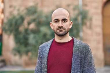 Sokakta duran rahat yüzlü genç adam.