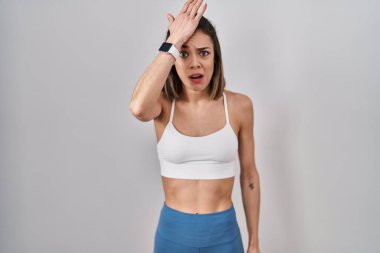 Tecrit edilmiş arka planda spor giyinen İspanyol kadın hata için el ele tutuşup şaşırdı. Hatayı hatırla. Unuttum, kötü hafıza kavramı. 