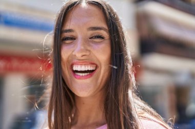 Sokakta kendine güvenen güzel İspanyol bir kadın.