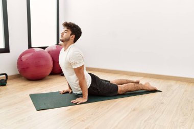 Genç İspanyol adam spor merkezinde geriniyor.