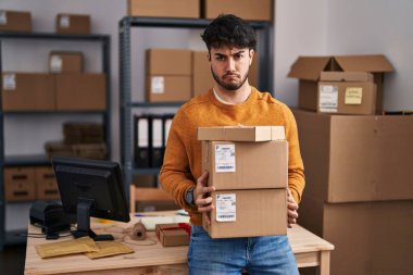 Küçük işletme şirketinde sakallı İspanyol bir adam elinde paketler tutuyordu. Depresyondaydı ve üzüntüden ağlıyordu. Kızgın ve korkmuştu. hüzünlü ifade. 