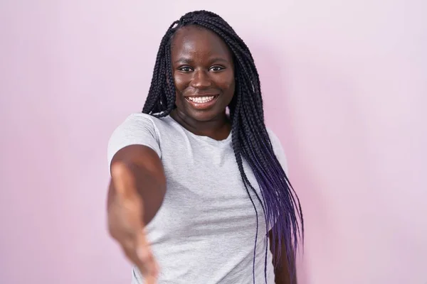 Jovem Mulher Africana Sobre Fundo Rosa Sorrindo Amigável Oferecendo Aperto — Fotografia de Stock