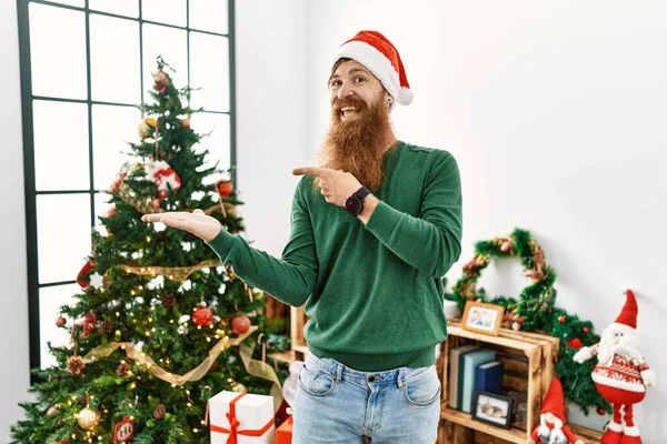 Zrzavý Muž Dlouhými Vousy Vánočním Kloboukem Vánočního Stromku Ohromený Usmívající — Stock fotografie