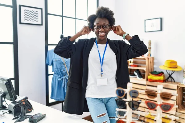 Tânără Africană Care Lucrează Manager Boutique Vânzare Amănuntul Zâmbind Tragând — Fotografie, imagine de stoc