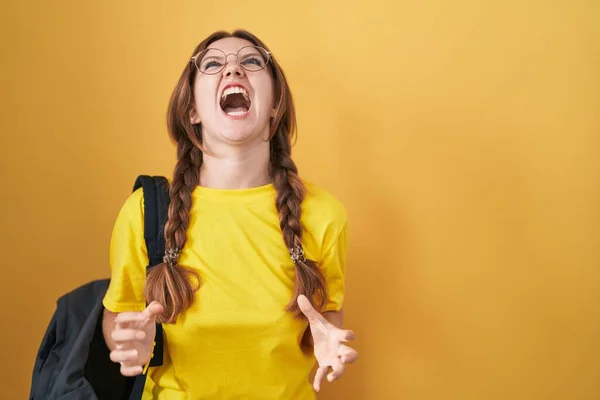 Junge Kaukasische Frau Mit Studentenrucksack Vor Gelbem Hintergrund Wütend Und — Stockfoto