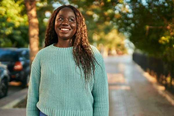 Joven Mujer Africana Sonriendo Feliz Parque — Foto de Stock