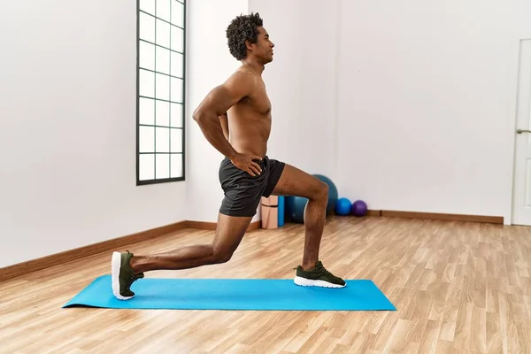 Young African American Man Training Legs Exercise Gym — Foto Stock