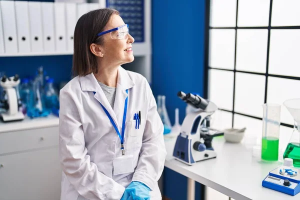 Middle Age Woman Scientist Smiling Confident Laboratory — ストック写真