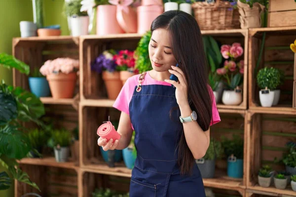Young Chinese Woman Florist Talking Smartphone Holding Gift Lace Flower — Stok Foto