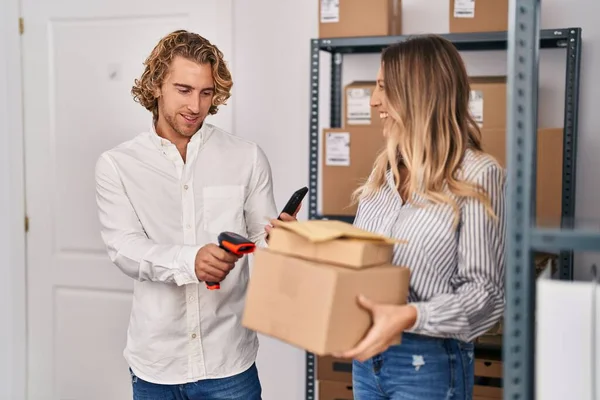 Empresarios Comercio Electrónico Hombres Mujeres Escaneando Paquetes Oficina —  Fotos de Stock