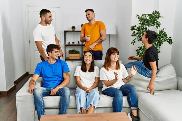 Gruppe Junger Freunde Lächelt Glücklich Auf Dem Heimischen Sofa Sitzend — Stockfoto