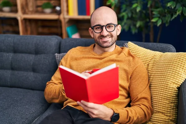 Jovem Lendo Livro Bebendo Café Casa — Fotografia de Stock