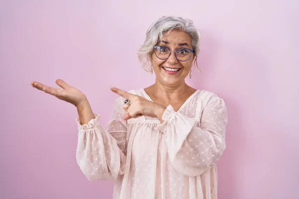 Middle Age Woman Grey Hair Standing Pink Background Amazed Smiling — Φωτογραφία Αρχείου