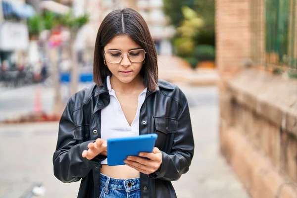 Jovem Bela Mulher Hispânica Usando Touchpad Com Expressão Séria Rua — Fotografia de Stock