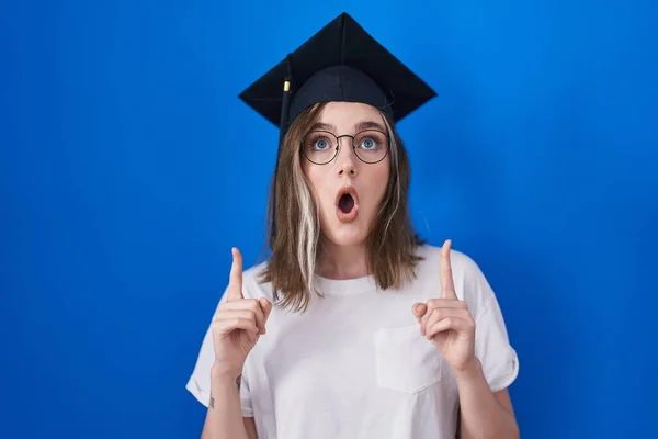 Mujer Rubia Caucásica Con Gorra Graduación Asombrada Sorprendida Mirando Hacia — Foto de Stock