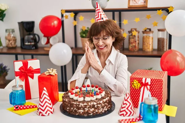 Donna Mezza Età Che Festeggia Compleanno Seduta Tavola Casa — Foto Stock