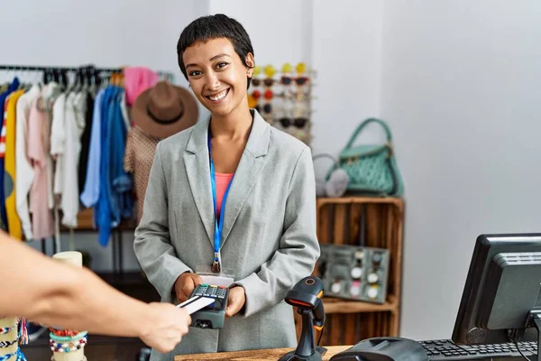 Joven Comerciante Hispana Sonriendo Confiada Pagando Con Tarjeta Crédito Tienda —  Fotos de Stock