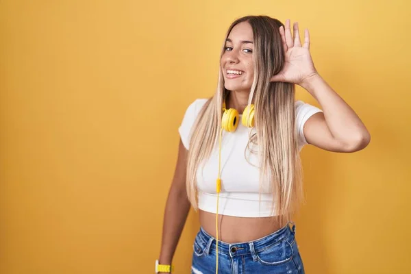 Young Blonde Woman Standing Yellow Background Wearing Headphones Smiling Hand — Zdjęcie stockowe