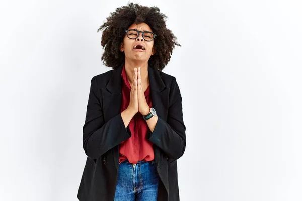 Afrikansk Amerikansk Kvinne Med Afrohår Iført Forretningsjakke Briller Som Tigger – stockfoto