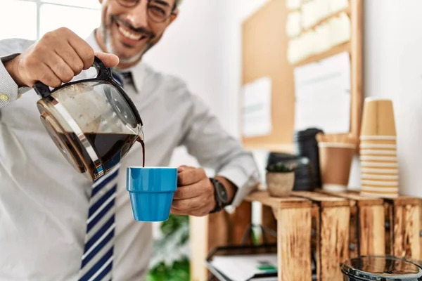 Grauhaariger Mann Mittleren Alters Geschäftsmann Der Büro Kaffee Auf Tasse — Stockfoto