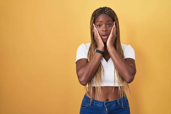 Afro Amerikaanse Vrouw Met Gevlochten Haar Staan Gele Achtergrond Bang — Stockfoto