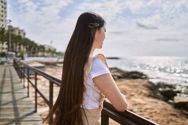 Jong Chinees Meisje Glimlachen Gelukkig Staan Het Strand — Stockfoto