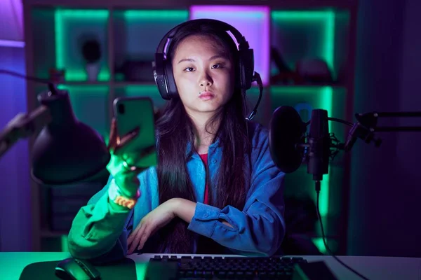 Genç Asyalı Kadın Akıllı Telefonuyla Video Oyunu Oynuyor Uykulu Yorgun — Stok fotoğraf
